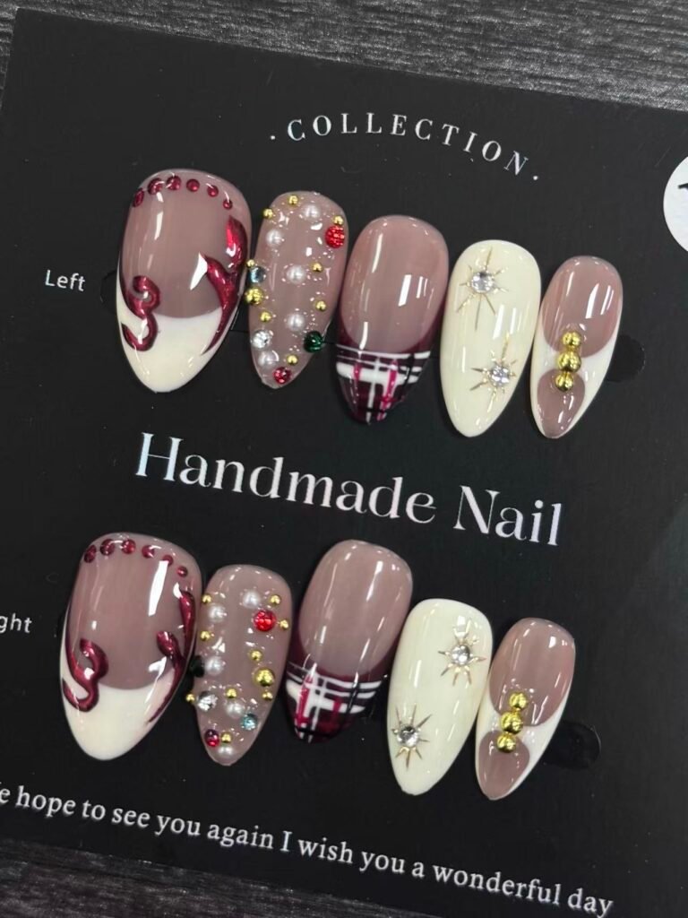 Uñas Postizas Artesanales Marrón con Strass Rojos y Dorados